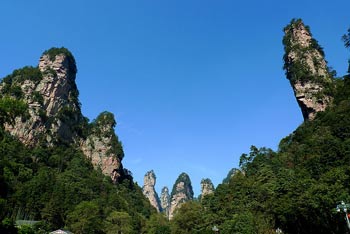 張家界國家森林公園、黃龍洞、天門山、鳳凰古城純玩五日游